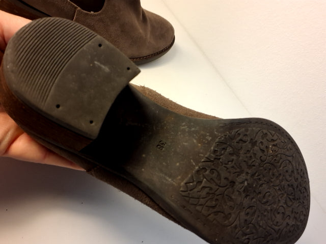 Støvler - brune med halvhøj hæl.